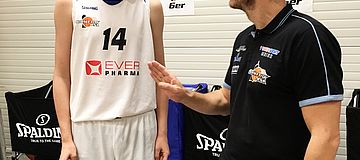 Trainer Tino Stumpf im Gespräch mit seinem Schützling Cedric Mayr