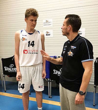 Trainer Tino Stumpf im Gespräch mit seinem Schützling Cedric Mayr